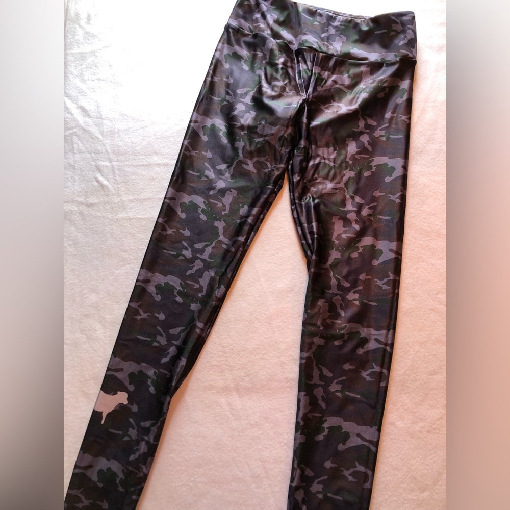 Goldsheep Camo in full length high waisted leggings, size L, like new condition!